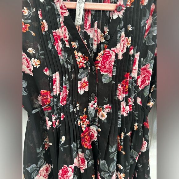 American Rag Cie black floral split neck top - Picture 2 of 8